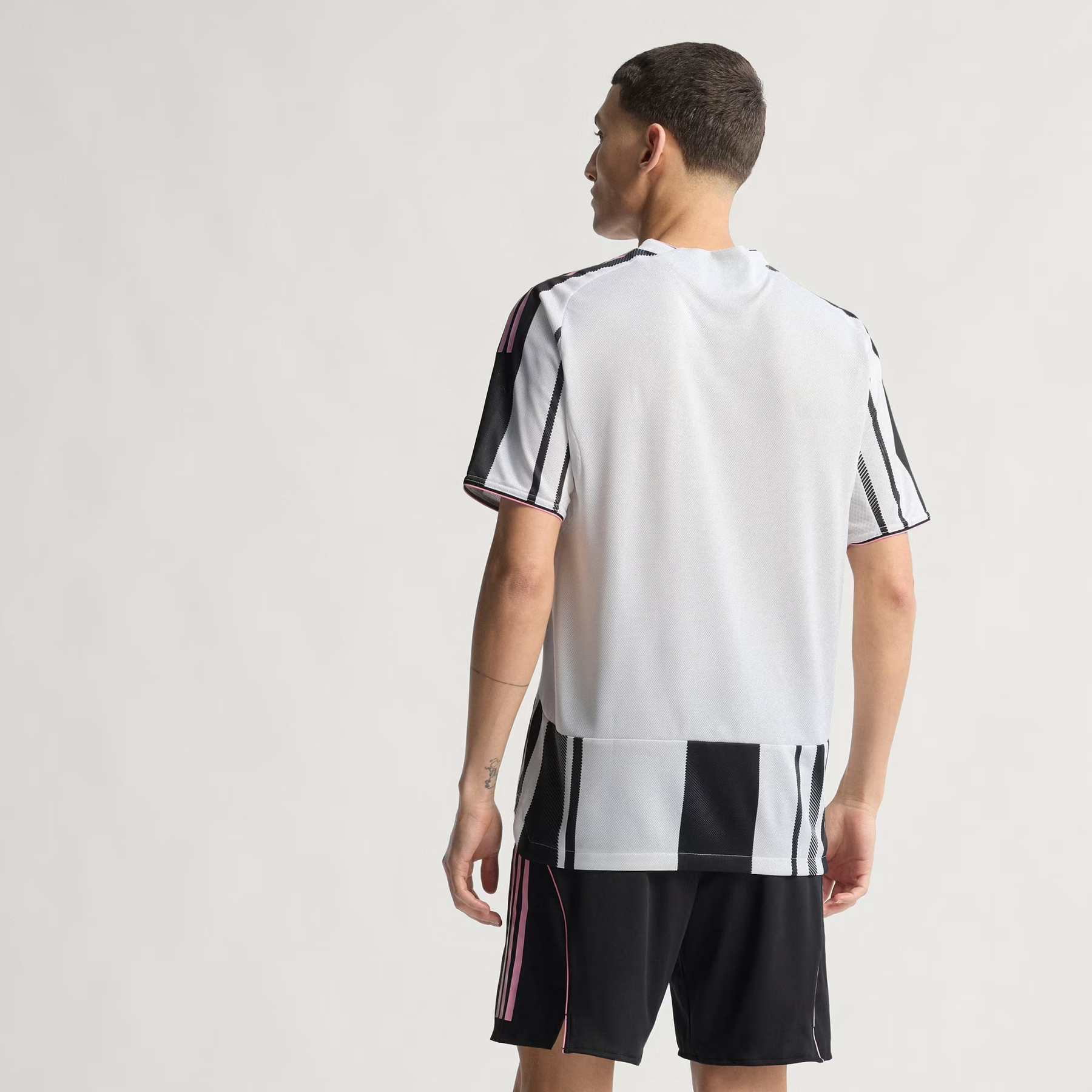 Camisa Juventus I - 2025/26 Preta e Branca