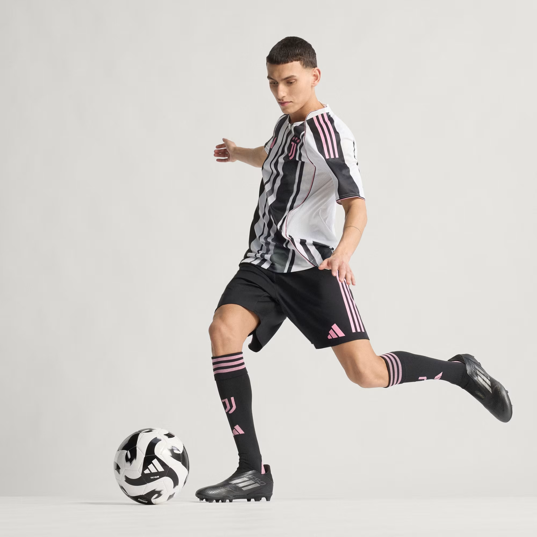 Camisa Juventus I - 2025/26 Preta e Branca