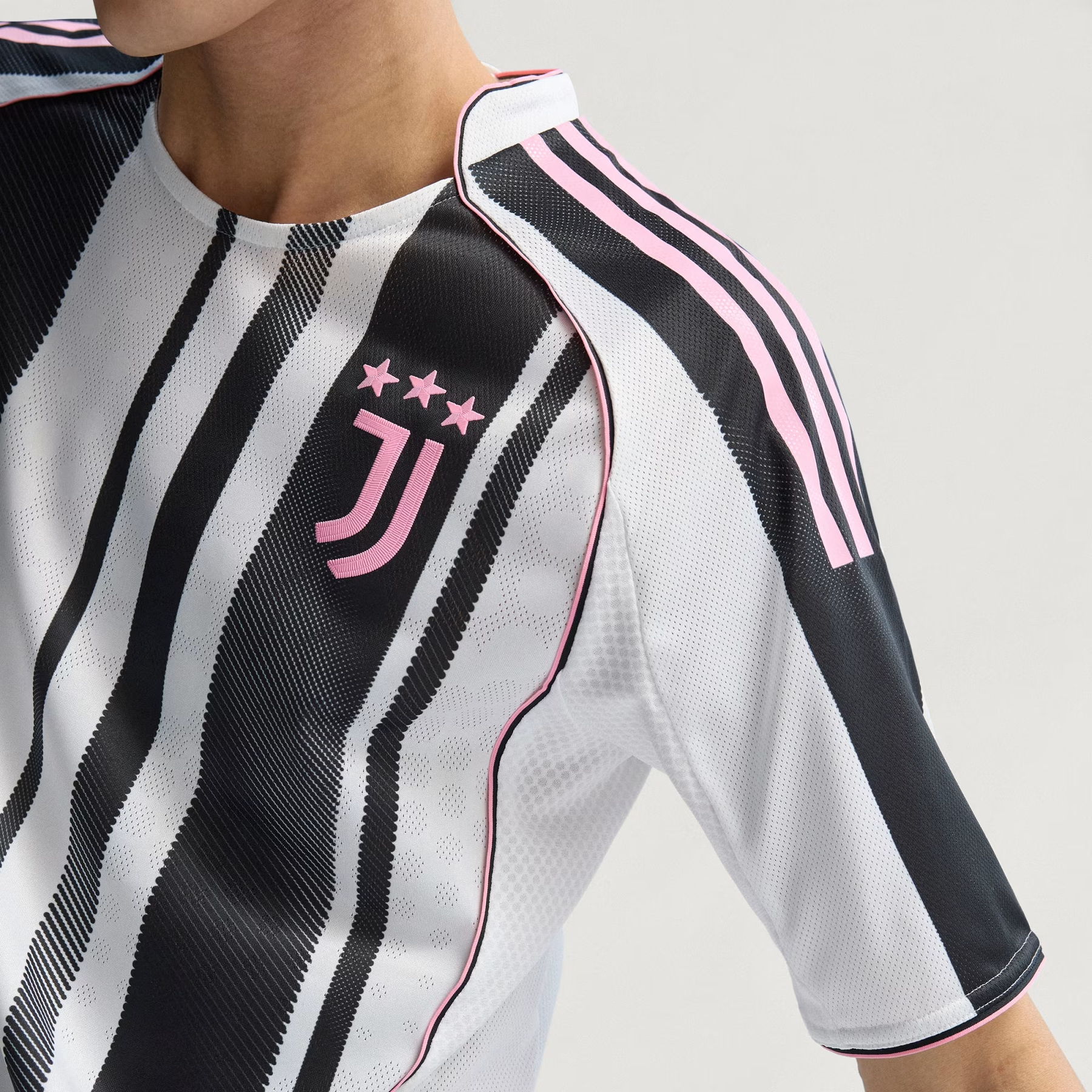 Camisa Juventus I - 2025/26 Preta e Branca