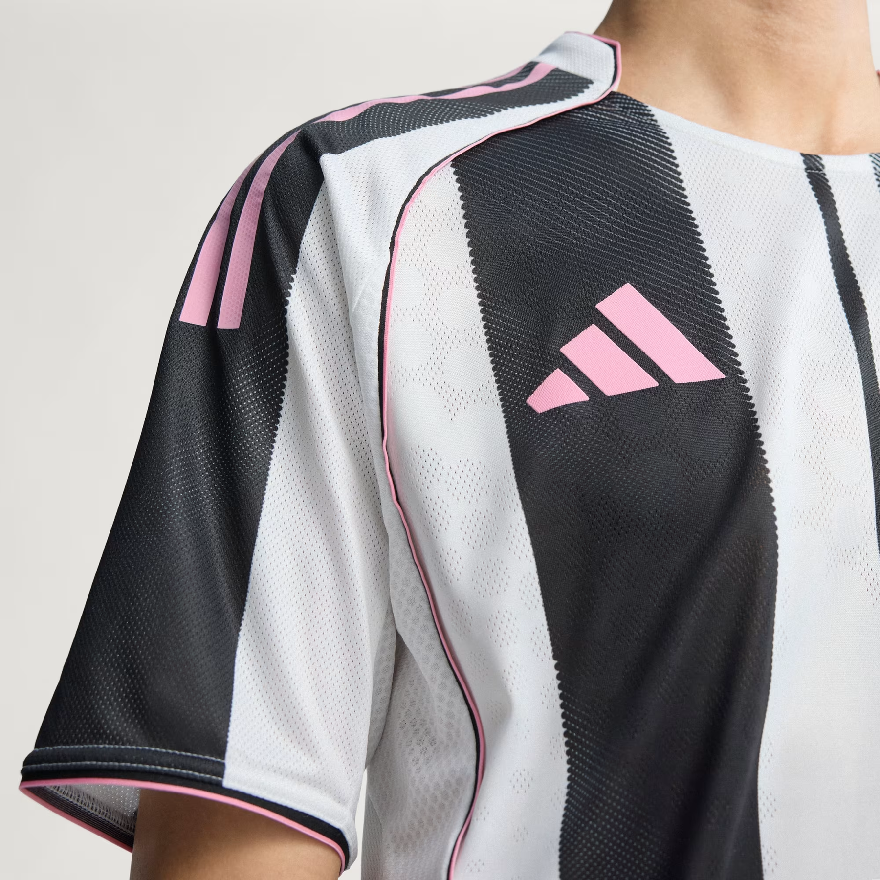 Camisa Juventus I - 2025/26 Preta e Branca