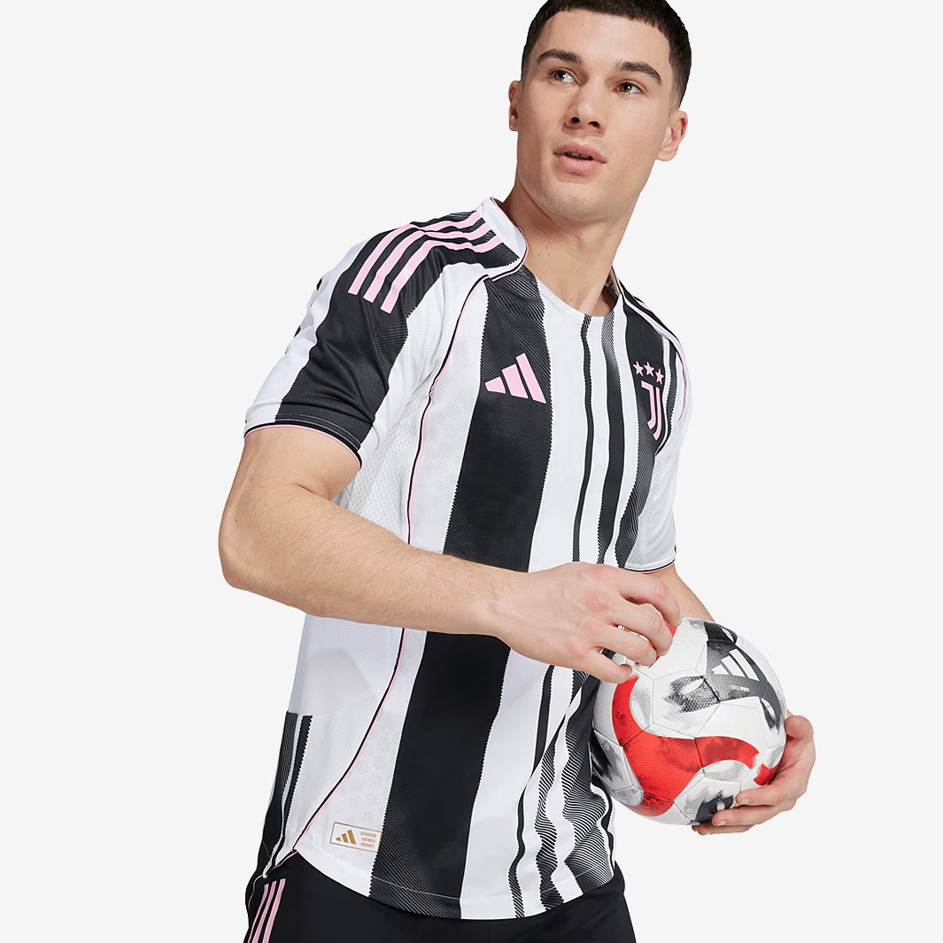 Camisa Versão Jogador Juventus I - 2025/26 Preta e Branca